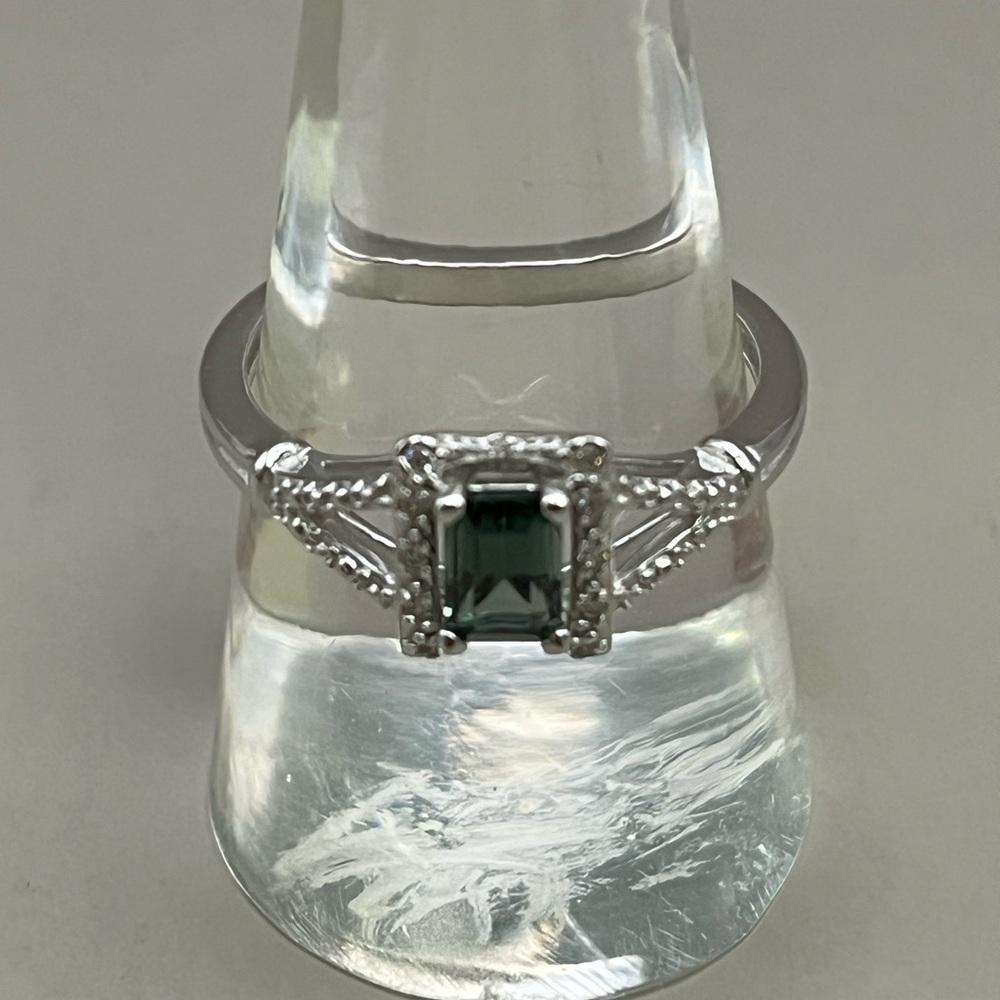 Sophisticated Green Emerald and Sterling Silver Ring with Emerald-Cut Gemstone - Picture 3 of 7